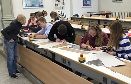 Schülerinnen und Schüler bauen ein Spektroskop - Tag der Technik, Landesschule Pforta, 2016.
