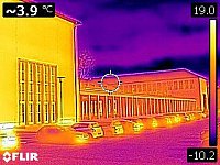 Das Institut für Physik am Von-Danckelmann-Platz 3, aufgenommen mit der FLIR C3. Überlagerung von Wärmebild (infrarot) und sichtbarem Licht (Kantendetektion).