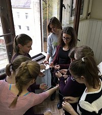 Schülerinnen testen ihre selbstgebauten Teesolarzellen - Tag der Technik, Landesschule Pforta, 2016.