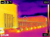 Das Institut fr Physik am Von-Danckelmann-Platz 3, aufgenommen mit der FLIR C3. berlagerung von Wrmebild (infrarot) und sichtbarem Licht (Kantendetektion).