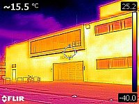 Das Hörsaalgebäude am Weinberg-Campus, aufgenommen mit der FLIR C3. Überlagerung von Wärmebild (infrarot) und sichtbarem Licht (Kantendetektion).