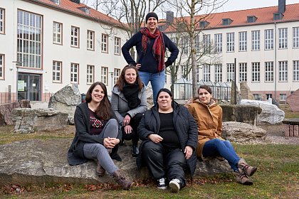 Gleichstellungskollegium der Naturwissenschaftlichen Fakultät II im März 2022.
Von links nach rechts: Mara Jakob, Anne Hauptmann, Imke Toborg (stehend), Mandy Koch, Ann-Kristin Flieger. (abwesend: Diana Rata)
