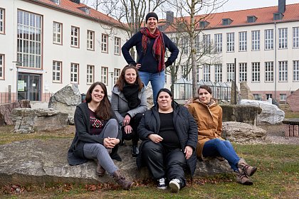 Gleichstellungskollegium der Naturwissenschaftlichen Fakultät II im März 2022.
Von links nach rechts: Mara Jakob, Anne Hauptmann, Imke Toborg (stehend), Mandy Koch, Ann-Kristin Flieger. (abwesend: Diana Rata)