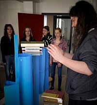 Die von den Schüler:innen und Schülern gebauten Türme werden der Belastungsprobe unterzogen.